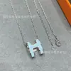 Colar Aijia H Feminino Esmalte Letra V Corrente de Clavícula Dourada Pingente Mini Grande Elegante Alto Padrão Acessível Luxo Versátil