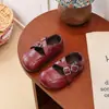 Ins Zapatos pequeños de cuero estilo francés 2026 primavera y otoño nuevos versión coreana para niñas con tira cruzada zapatos de princesa suela blanda zapatos de moda