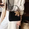 Bolso de hombro estilo coreano para el otoño de 2026, con un pequeño charm de oso, un bolso tipo cubo nuevo y elegante para mujer, simple y versátil