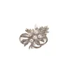 Broche Retro com Pérolas e Diamantes para Mulheres, Nicho de Luxo, Broche Flor de Lapela de Luxo Leve, Acessórios para Blazer de Terno Atacado