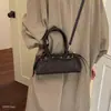 Design de ombro único, estilo versátil 2026 para o dia a dia, bolsa de mão niche estilo boliche, bolsa transversal para mulheres, novo modelo