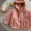 Chaqueta Acolchada Infantil Estilo Invierno 2026 para Niños y Niñas, Abrigo de Algodón con Capucha Patchwork de Lana de Cordero, Suéter de Piel de Marca de Moda para Niños