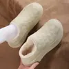 Venta al por mayor transfronteriza de pantuflas de invierno para parejas con tacón, forradas de felpa y engrosadas para abrigar, adecuadas para usar en la oficina, suministro directo de fábrica
