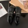 Mocassins pretos estilo francês, sapatos femininos estilo britânico, novos sapatos de couro slip-on de sola grossa versáteis JK outono e inverno 2026