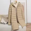 2025 Nova Moda Outono e Inverno Jaqueta Leve de Penas com Capuz Ondulada de Comprimento Médio Jaqueta Feminina com Zíper Quente e Moderna