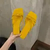 Primer Encuentro con las Sandalias de Tanga Minimalistas Estilo Francés para Mujer, Adecuadas para Uso Exterior en Verano, Superficie de Terciopelo 2026, Suave Brisa Nocturna, Correas Finas de Playa