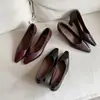 Elegantes sapatos de trabalho pequenos quadrados de couro estilo francês 2026 outono salto médio grosso couro genuíno para o dia a dia sapatos rasos para mulheres