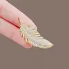 Broche de plumas de diamantes de alta calidad, elegante y con un diseño de nicho, ideal para ramillete de traje, alfiler ligero de lujo, aguja para collar, accesorio ligero y antideslizamiento.