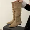 Botas vaqueras occidentales de gamuza color caqui para mujer, con un diseño interior que aumenta la altura, hasta la rodilla y con un estilo plisado y volantes.