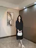 Falda de Punto de Maternidad Xue Meif 2024 Otoño e Invierno Nuevo Estilo Coreano Temperamento Cuello en V Ajustada Holgada Talla Grande Vestido