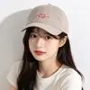 2026 Nueva Gorra de Béisbol Simple Estilo Americano Bordado de Letras Visera Suave Versátil para Hombres y Mujeres Sombrero de Protección Solar