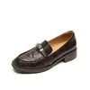 Mocasines de piel de oveja de grano a mano de capa superior con hebilla metálica, zapatos de cuero para mujer estilo slip-on vintage primavera 2025