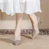 Tacones Altos Blancos con Grulla de Papel y Pedrería, Punta Fina para Mujer, Tacón Delgado, Nuevo Modelo 2026 Zapatos de Boda, Diseño Hueco, Escote Bajo Sexy, Estilo Inspirado en Chanel