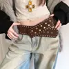 Cinto largo de camurça estilo punk com rebites desgastados, perfeito para combinar com jeans em uma estética Melard, design sem furos