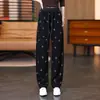 Calça esportiva cinza escuro, com brilho sutil de lantejoulas, para mulheres, com corte solto, estilo boyfriend, relaxado, perfeita para o outono e projetada para silhuetas petite com pernas largas.