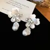Pendientes de borla de flor de concha blanca transfronterizos europeos y americanos con perlas, pendientes de estilo de corte francés, pendientes ligeros y lujosos con un toque de alta gama