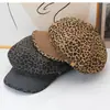 Gorra de visera estilo periódico con estampado de leopardo para otoño e invierno para mujer, gorra de retazos vintage, moderna y versátil, hace que la cara se vea más pequeña, gorra de artista estilo británico