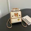 Linda mochila de oso de dibujos animados para mujer, nuevo estilo 2026, diseño simple, adecuada para estudiantes y personas que van al trabajo, mini mochila con un lazo