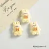 Color té de leche Mika oso de café resina accesorios pequeños hechos a mano DIY agujero de refrigerador hebilla de zapato accesorios para el cabello