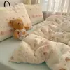 Conjunto de Quatro Peças de Gaze Dupla Nível Bebê e Materno Tipo Nuvem Classe A, Roupa de Cama Individual para Dormitório em Gaze de Algodão, Amigável à Pele e Adequado para Todas as Estações, Conjunto de Roupa de Cama de 4 Peças