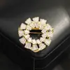 Nuevo Broche Geométrico Trapezoidal Exquisito Versátil Microincrustado de Circonita Elegante Nicho Dorado Doble Uso Pin para Chal para Mujeres