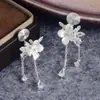 Pendientes de Tachuela Elegantes con Borla de Flor Blanca de Gama Alta Estilo Coreano para Mujer Pinzas para Orejas de Bobina de Mosquitos Pendientes Pequeños Frescos