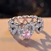 Anillo Rongxing Transfronterizo Hueco Apilable Corazón Rosa Piedra Principal con Forma de Corazón Diamantes Pequeños Densamente Incrustados Estilo Juvenil Anillo para Mujer