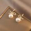 Pendientes de Gota de Agua de Perla Galvanizados en Oro Real con Aguja de Plata, Estilo Floral Vintage de Alta Gama, Accesorios de Yiwu con un Toque de Lujo Ligero y Alta Gama