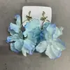 Pendientes de flor rosa exagerada, estilo súper de hada para primavera-verano, estilo vacacional, lujo ligero, sensación de alta gama, pendientes versátiles
