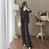 Un conjunto de punto relajado y elegante para otoño, que incluye un chaleco casual, un cárdigan y pantalones de pierna ancha - un atuendo de tres piezas para mujer