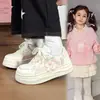 Zapatillas Coreanas de Suela Gruesa con Dibujos Animados Nuevas para Estudiantes, Temporada Primavera y Otoño 2026 para Niñas, Zapatos Blancos Lindos de Gato Rosa para Mujeres