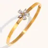 Europa e Estados Unidos venda quente transfronteiriça temperamento simples aço inoxidável banhado a ouro 18K flor diamante diário para o trabalho pulseira versátil