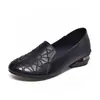 Mocasines de mujer de piel suave estampada, nuevo modelo otoño 2026, sin cordones, cómodos, versátiles, zapatos de suela blanda para madres