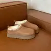Botas de nieve para mujer, diseño de una sola pieza de cuero y piel, pantuflas de invierno para exteriores, nuevo estilo 2026, suela gruesa, cálidas y con forro de felpa