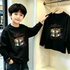 Camiseta de manga comprida para meninos, algodão puro, novo estilo primavera/outono 2026, cor sólida, gola redonda, top de base para crianças mais velhas