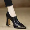 Sapatos de Salto Baixo Recortados para Mulheres, Salto Alto Bico Fino, Nova Moda 2025 Estilo Britânico, Biqueira de Metal Anti-Colisão, Sapatos de Couro Preto