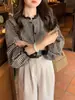 Camisa de cuadros estilo francés para mujer, nueva colección otoño temprano 2026, camisa estilo muñeca vintage chic con cuello redondo de encaje y mangas largas