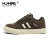 Sapatos Retro Globais para Homens 2025 Nova Tendência de Outono Sapatos Masculinos Esportivos Versáteis Casuais Sapatos de Solado Grosso