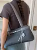 Elegante bolso bandolera Xiaomi de nicho para mujer 2026 nuevo bolso retro de cuero con hebilla para debajo del brazo bolso de chica hot para motocicleta bolso baguette