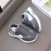 Tênis Esportivo Infantil Impermeável para Crianças de Meia-Idade e Grandes Estudantes Sapatos Brancos Antiderrapante Primavera e Outono Novo Estilo Confortável para Meninos e Meninas Tênis de Corrida Moderno