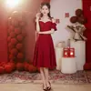 Vestido rojo strapless de hombros descubiertos, vestido largo para la novia para usar durante recepciones de boda, fiestas de bienvenida y citas, con un diseño que ciñe la cintura y de longitud corta.