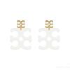 Bloguera con diseño de nicho, pendientes exagerados de resina con logotipo grande, pendientes Joker de moda de alta gama para mujer.