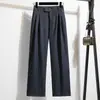 Foto Real de Piernas Elegantes: Jeans de Mezcla de Algodón Tencel Cómodos y Suaves Azul Oscuro Minimalistas que Estilizan la Pierna Sueltos de Pierna Recta en Tallas Grandes