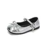 Nuevos zapatos para niñas mayores, colección primavera 2026, zapatos bajos de cuero estilo coreano en color plateado para niñas, zapatos de actuación y baile para niños