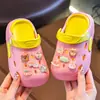 Los nuevos zuecos de verano de EVA, de dos tonos, lindos y con dibujos animados, para niños y niñas, son antideslizantes, duraderos y transpirables para uso en casa.
