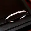 Pulseira com Fecho Exquisito em Zircônia Retangular Banhada a Ouro 18K Pulseira de Luxo Leve Toque de Alto Padrão Joia de Mão Versátil da Moda