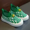 Novos Sapatos Respiráveis de Malha Vazada para Crianças Primavera/Verão, Sapatos Antiderrapantes Fly-Knit, Sapatos de Bebê com Solado Macio, Sapatos Casuais Slip-On