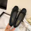 Versión de Piel de Vaca del Mismo Estilo que Frida Girl~Zapatos de Ballet de Cuero Exquisitos con Perlas, Punta Cuadrada, Moño y Escote Bajo