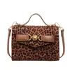 Bolsa Pequena Estampa Leopardo Retrô para Mulheres Outono e Inverno 2025 Nova Bolsa de Ombro Cruzada Versátil Ins Popular Bolsa de Mensageiro Bolsa Quadrada Pequena