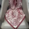 Bufanda Cuadrada de Seda Estampada con Flores de Rosa Rouyun Nueva Bufanda de Sarga Imitación Seda 90cm Bufanda Sencilla Fabricante Mayorista de Bufandas